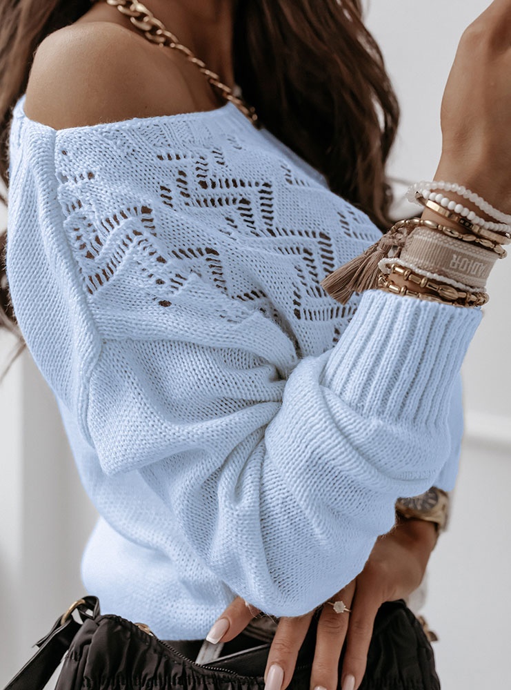 Niebieski sweterek z ażurowym wzorem...