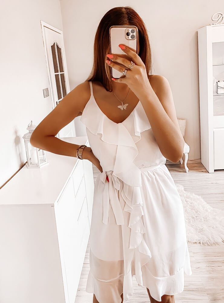 Biała sukienka z falbanką Windia