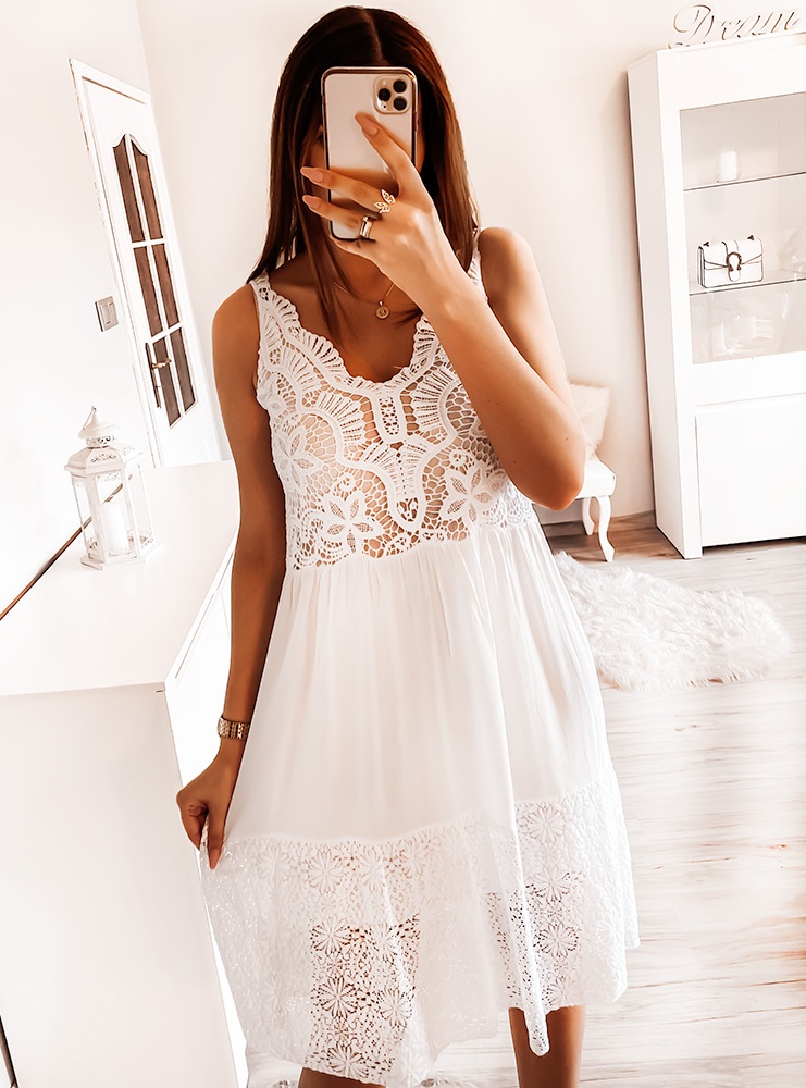 Biała sukienka z ażurkiem Ezka