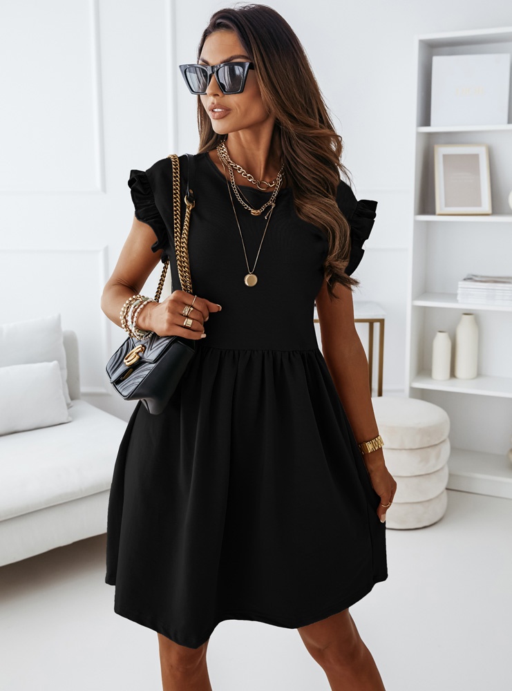 Czarna sukienka z krótkim rękawkiem...