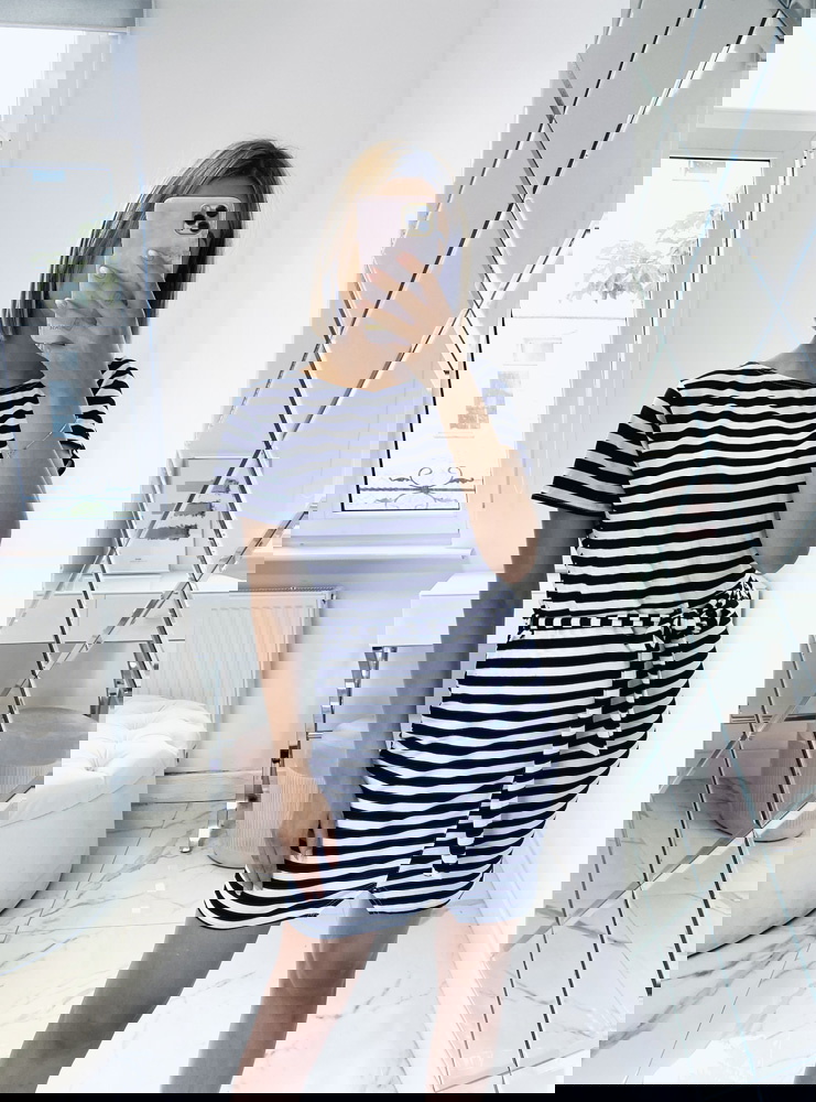 Sukienka w paski z paskiem Miss