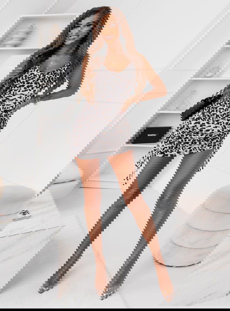 Satynowa sukienka z marszczeniami po...