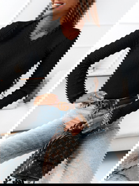 Czarny sweterek z dekoltem... 2