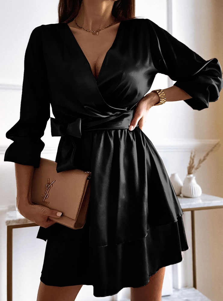 Czarna satynowa sukienka z podwójną...