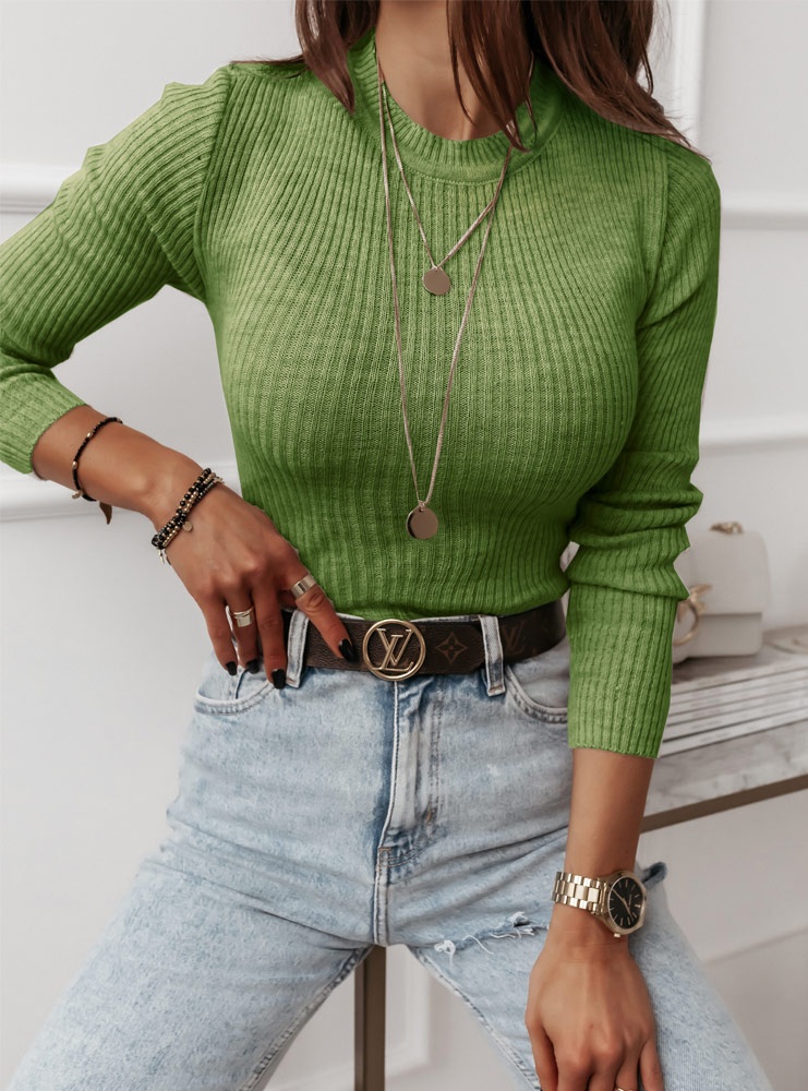 Zielony dopasowany prążkowany sweter...