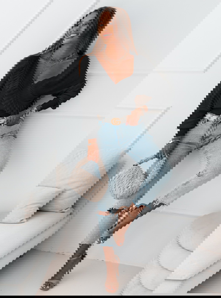 Czarny sweterek z przekładanym...