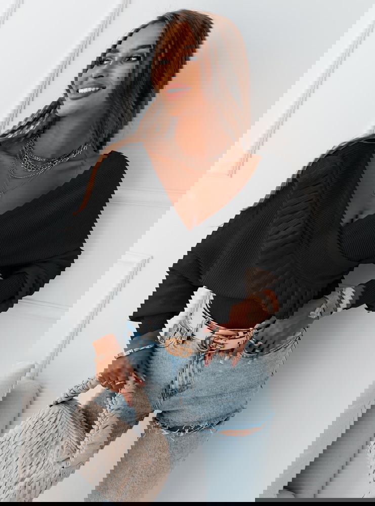 Czarny sweterek z przekładanym...