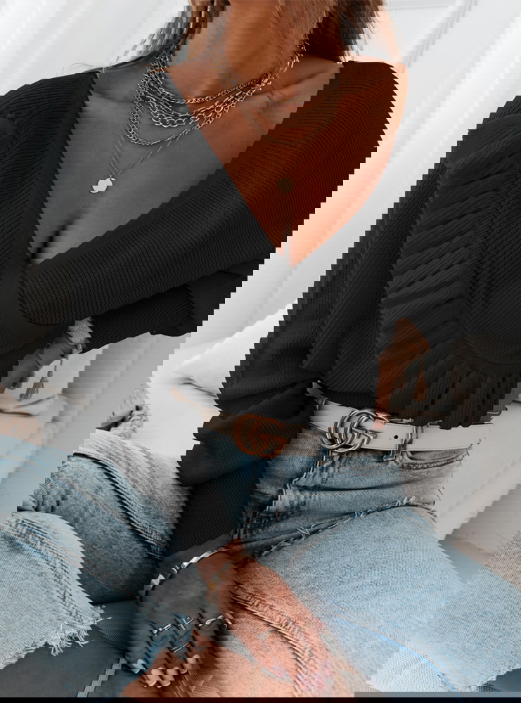 Czarny sweterek z przekładanym...