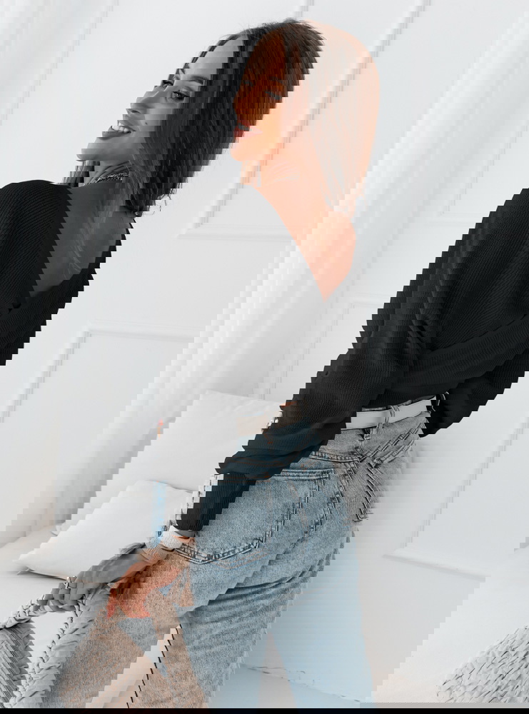 Czarny sweterek z przekładanym...