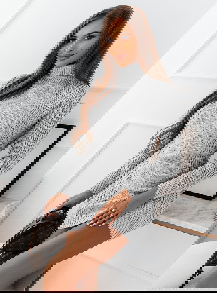 Szara sweterkowa sukienka z golfem...