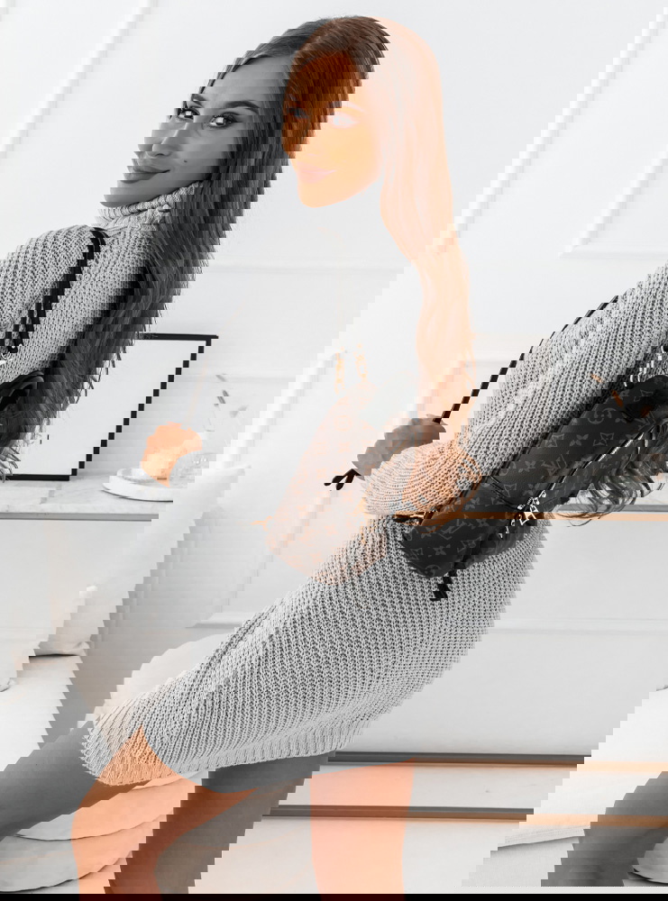 Szara sweterkowa sukienka z golfem...