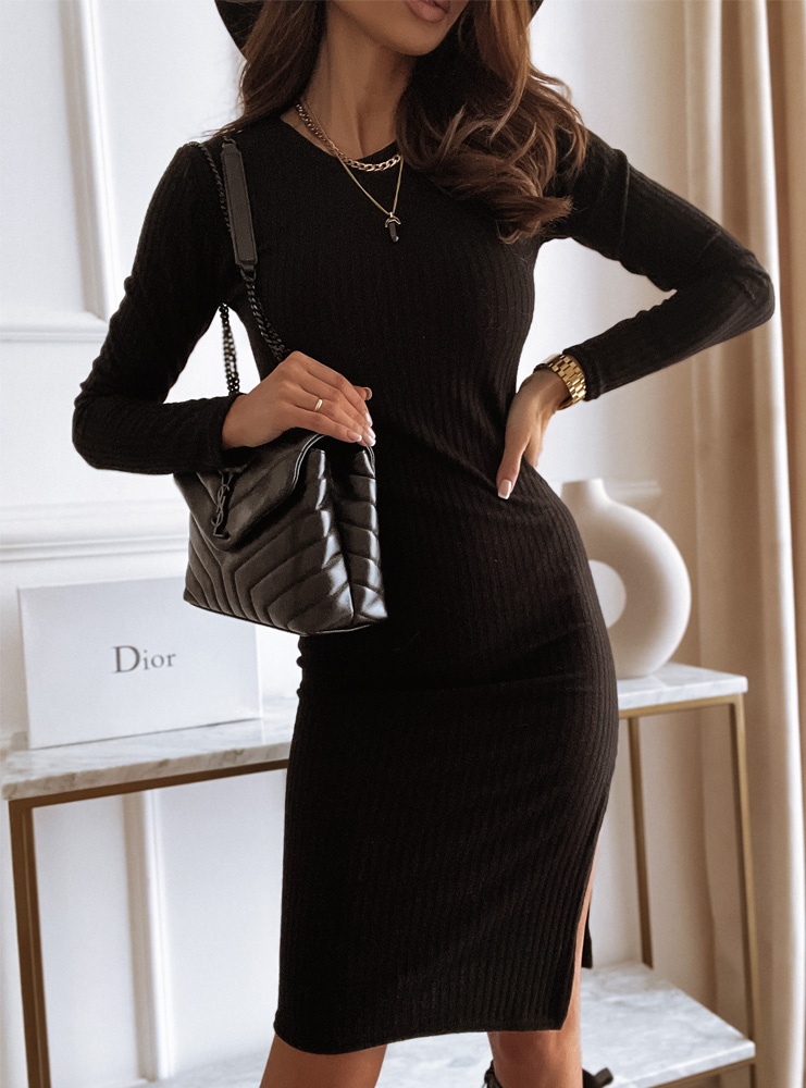 Czarna prążkowana sukienka sweterkowa...