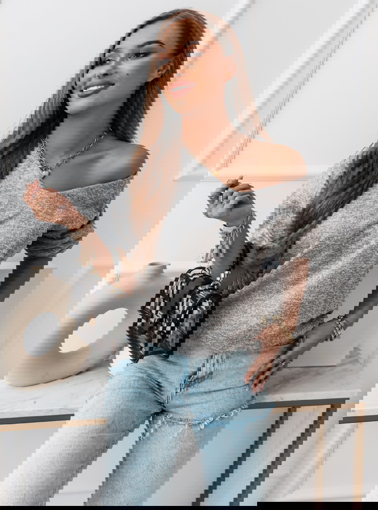 Sweterek z dekoltem i guziczkami...