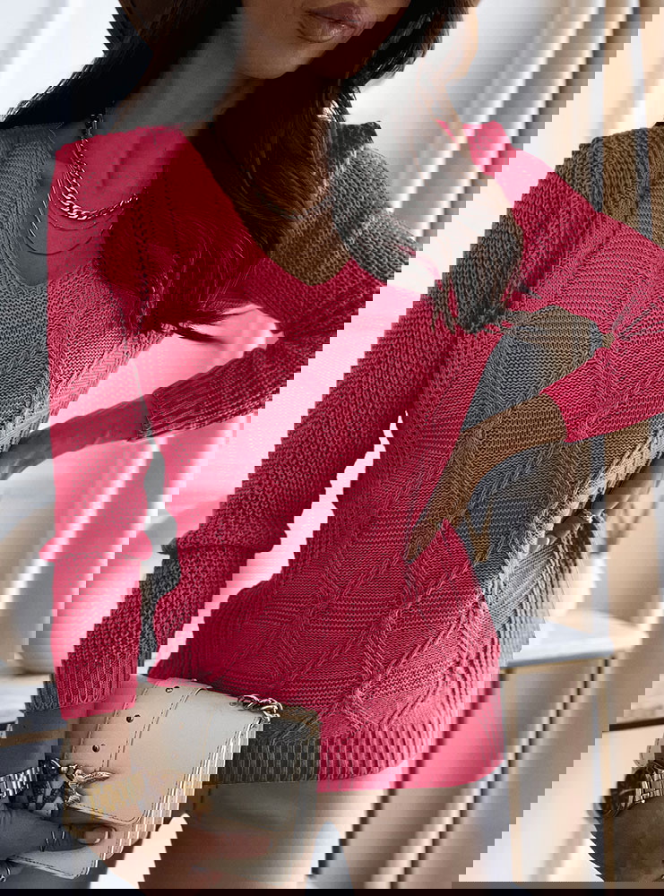 Sweter z ozdobnym splotem i dekoltem...