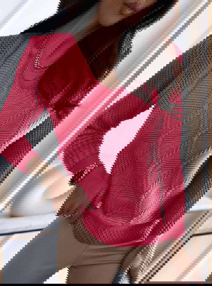 Sweter z ozdobnym splotem i dekoltem...