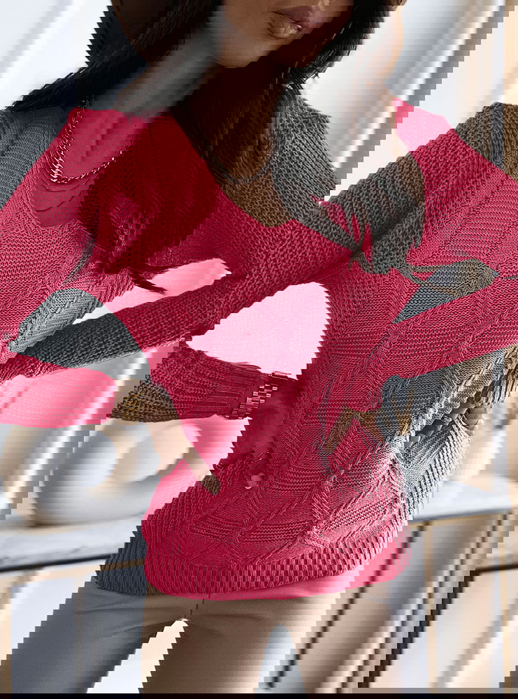 Sweter z ozdobnym splotem i dekoltem...