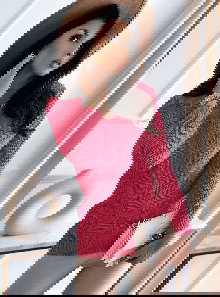 Sweter z ozdobnym splotem i dekoltem...