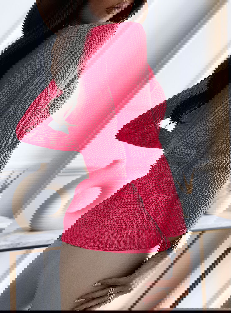 Sweter z ozdobnym splotem i dekoltem...