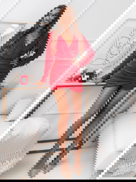 Malinowa welurowa sukienka... 2