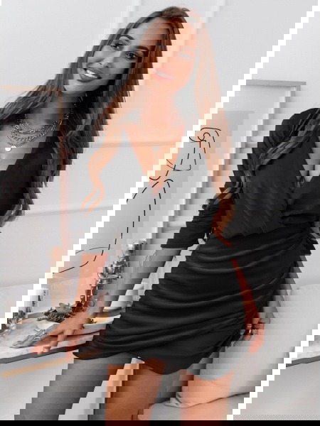 Czarna welurowa sukienka z... 2