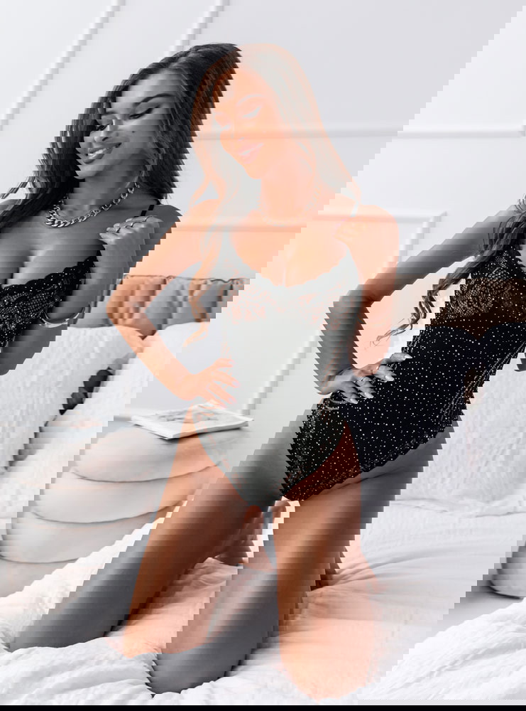 Czarne koronkowe body z błyszczącą...