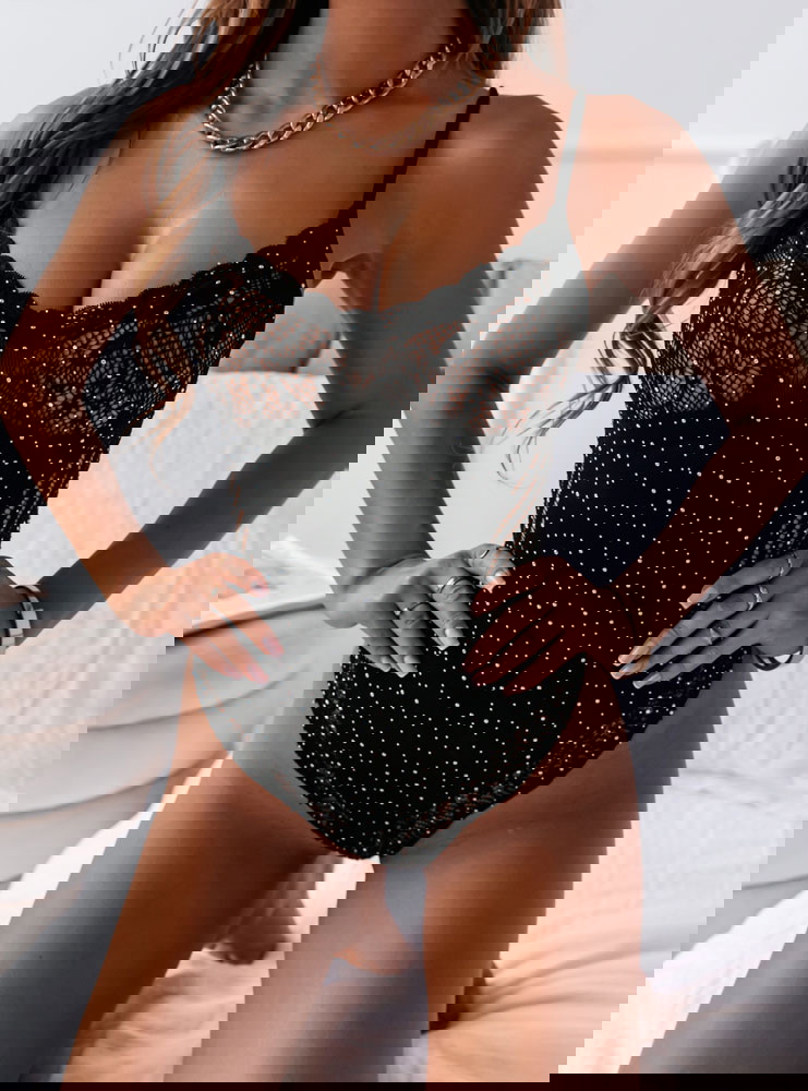 Czarne koronkowe body z błyszczącą...