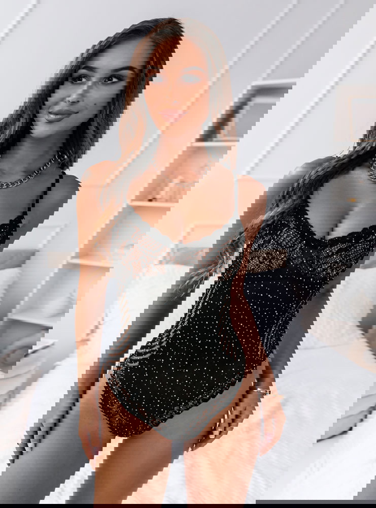 Czarne koronkowe body z błyszczącą...