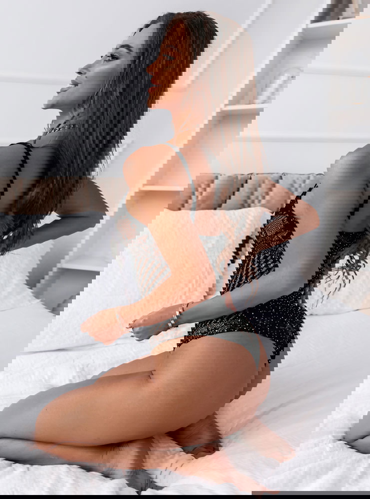 Czarne koronkowe body z błyszczącą...