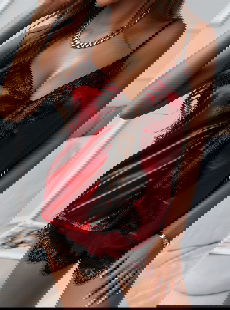 Bordowa satynowa logowana piżama z...