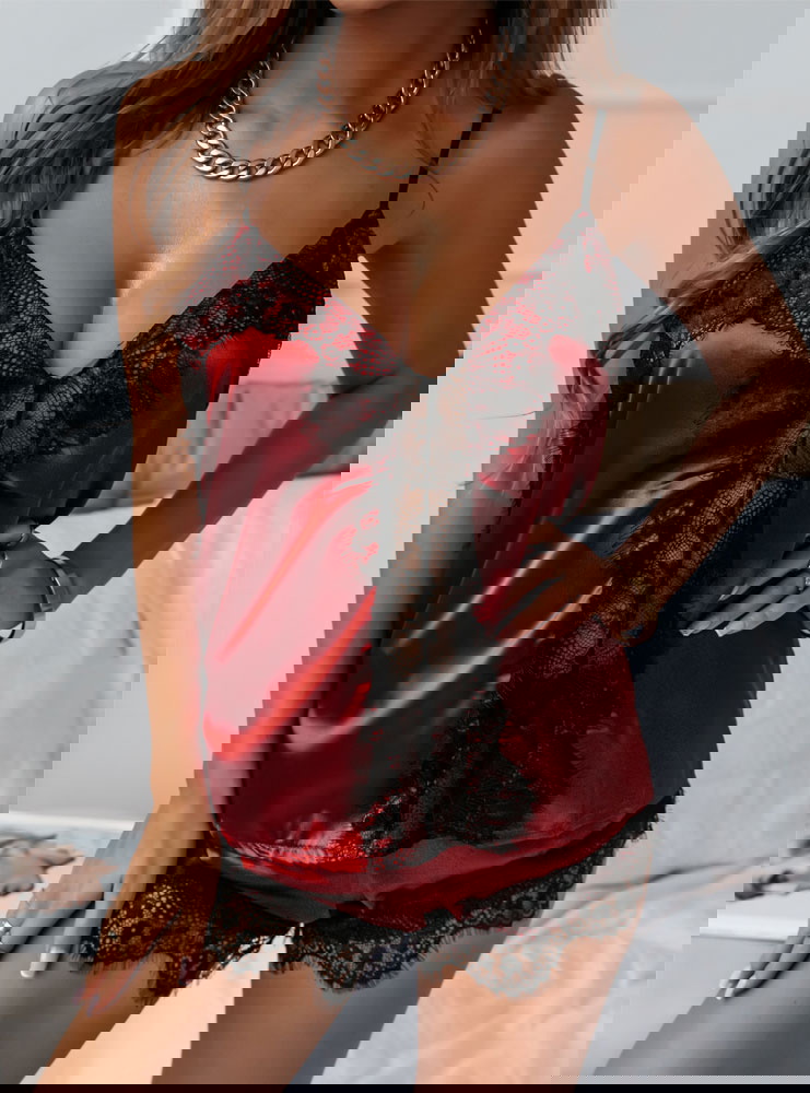 Bordowa satynowa logowana piżama z...