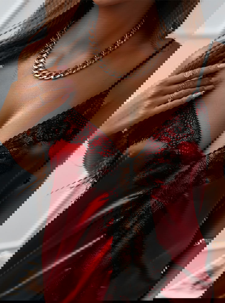 Bordowa satynowa logowana piżama z...