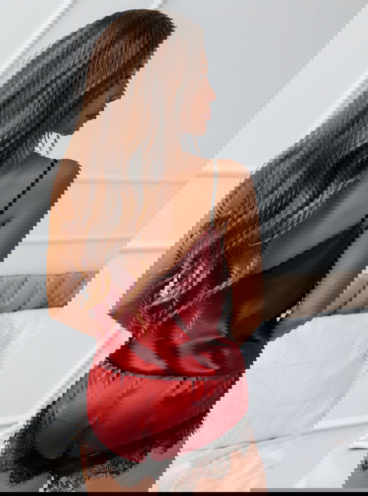 Bordowa satynowa logowana piżama z...