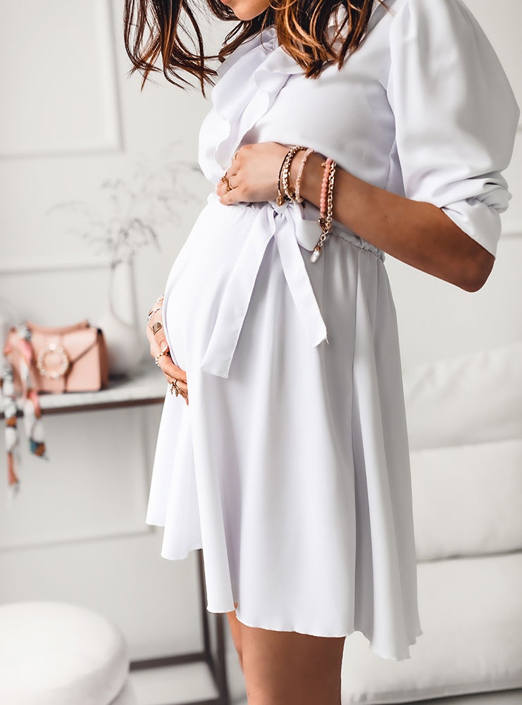 Biała ciążowa sukienka z żabotem Damiaa