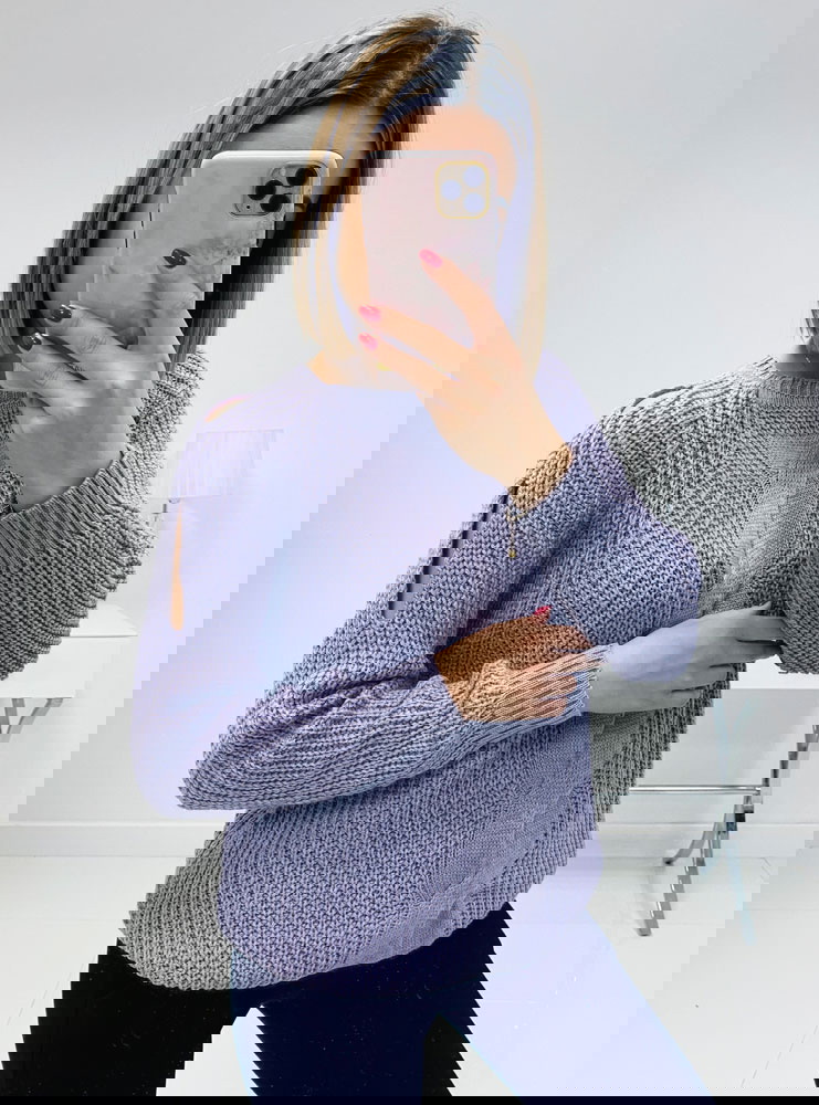 Liliowy sweterek z ozdobnym splotem...