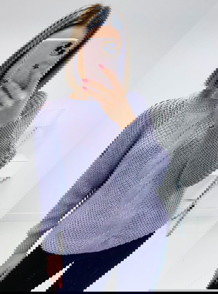 Liliowy sweterek z ozdobnym splotem...