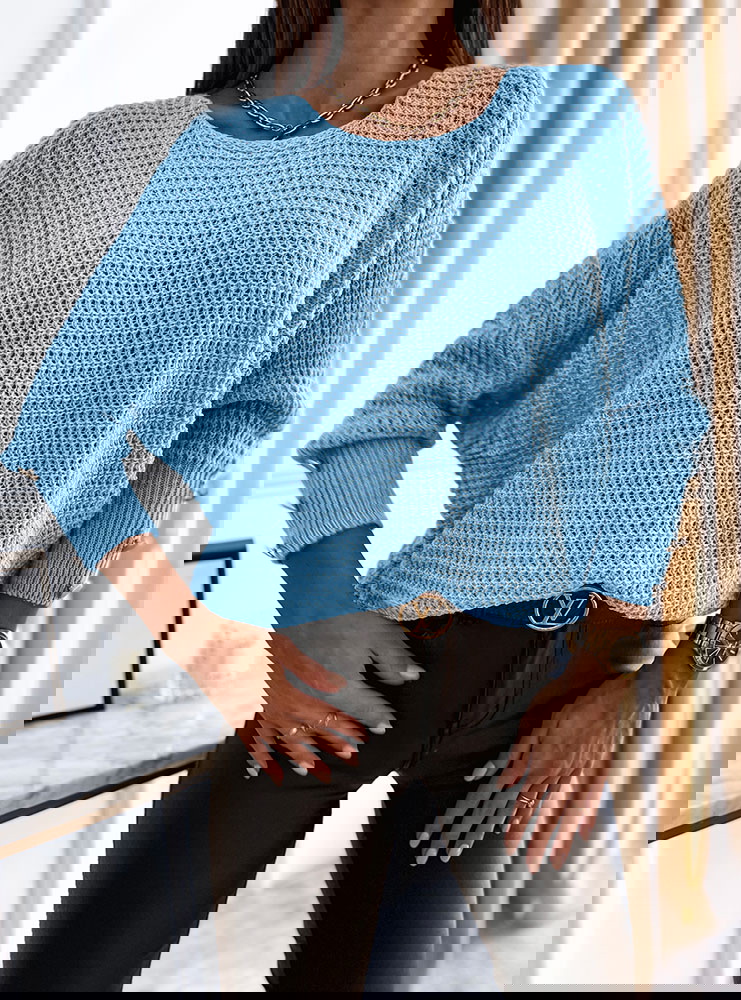 Błękitny sweterek z ozdobnymi...