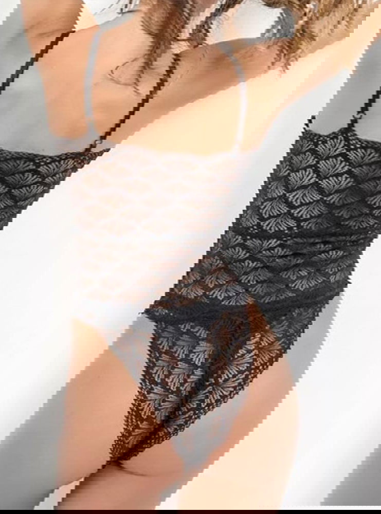 Czarne koronkowe body z ozdobnym...