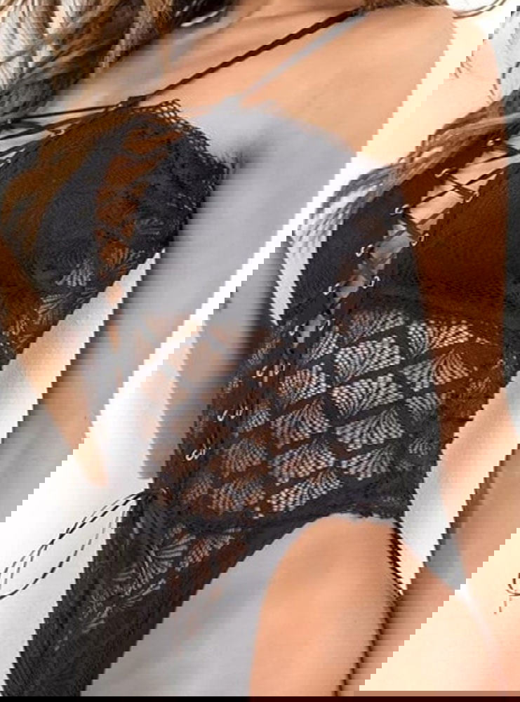 Czarne koronkowe body z ozdobnym...