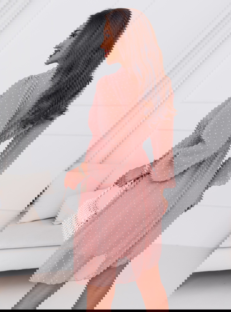 Sukienka z guzikami na dekolcie...