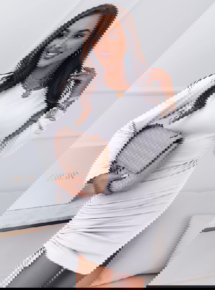 Biała sukienka z wiązaniem po boku...