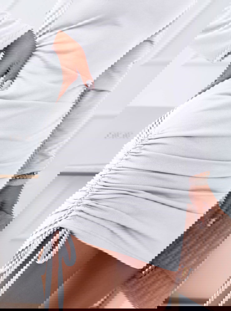 Biała sukienka z wiązaniem po boku...