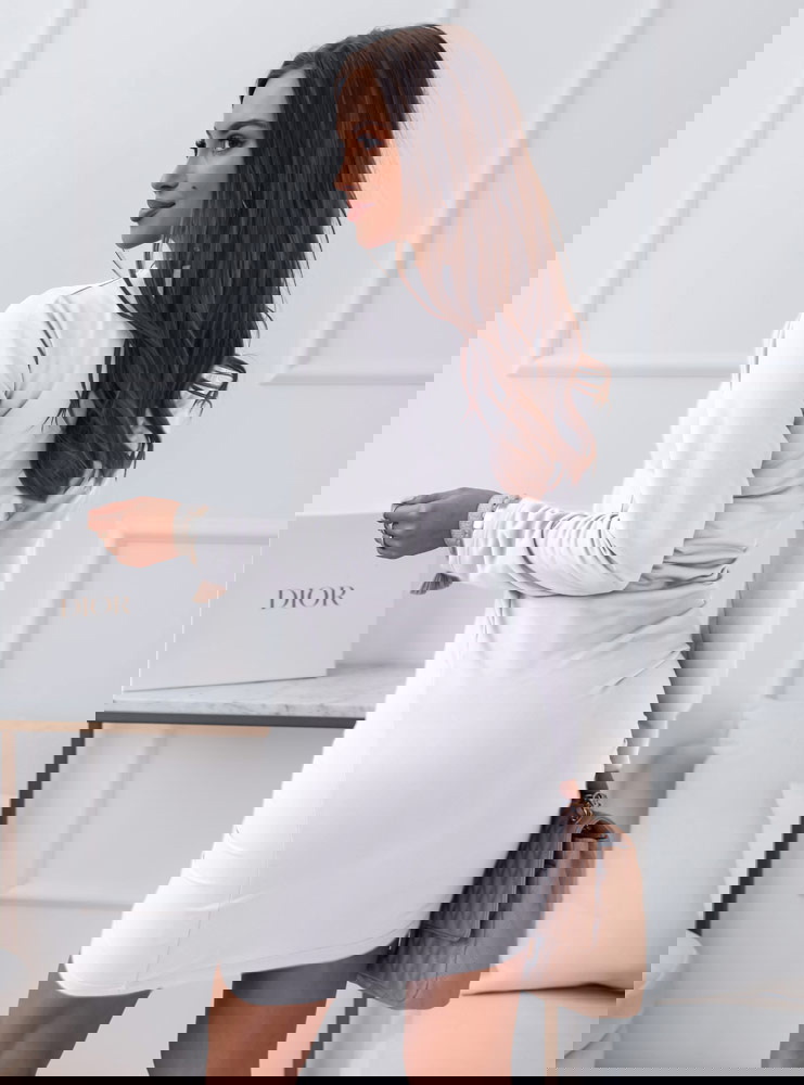 Biała sukienka z wiązaniem po boku...