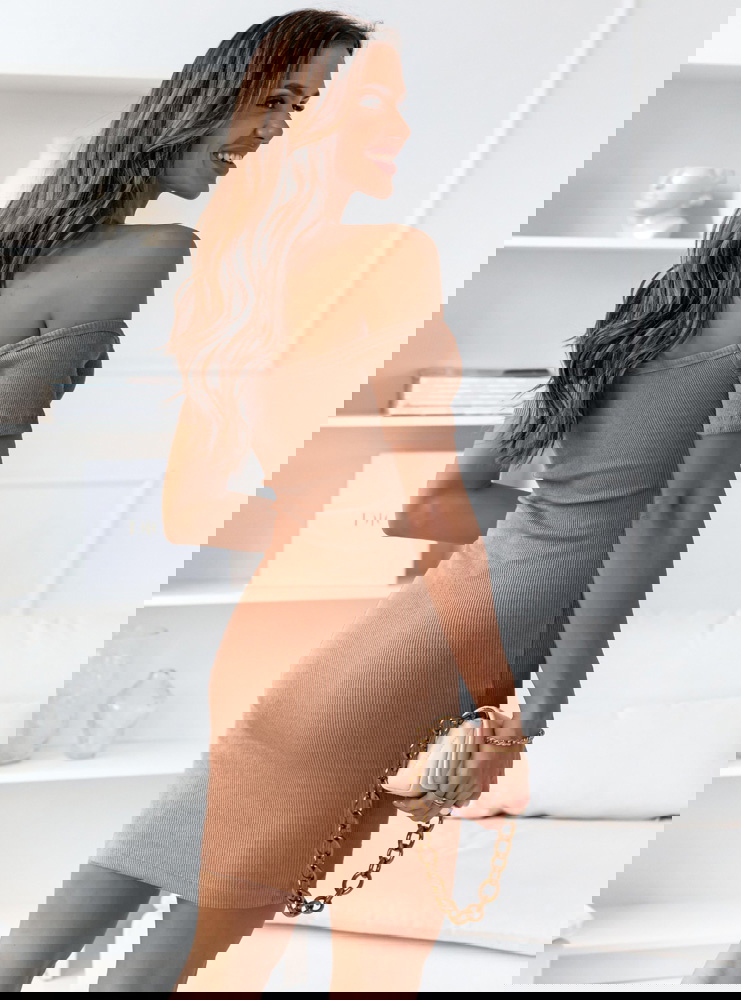 Beżowa prążkowana sukienka hiszpanka...