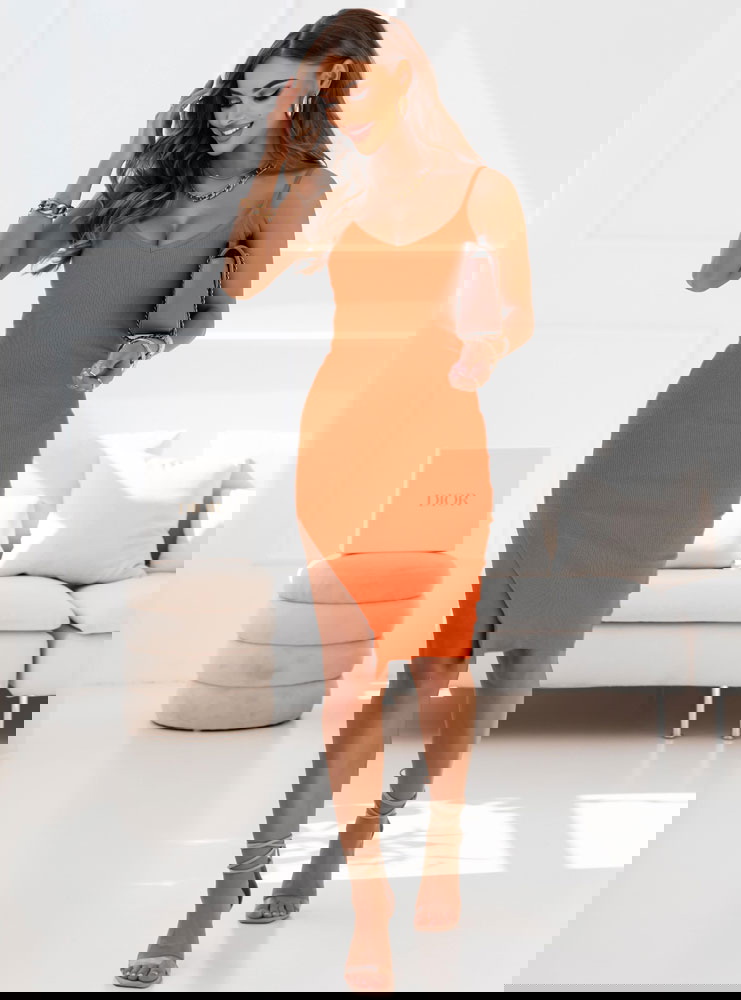 Pomarańczowa prążkowana sukienka na...