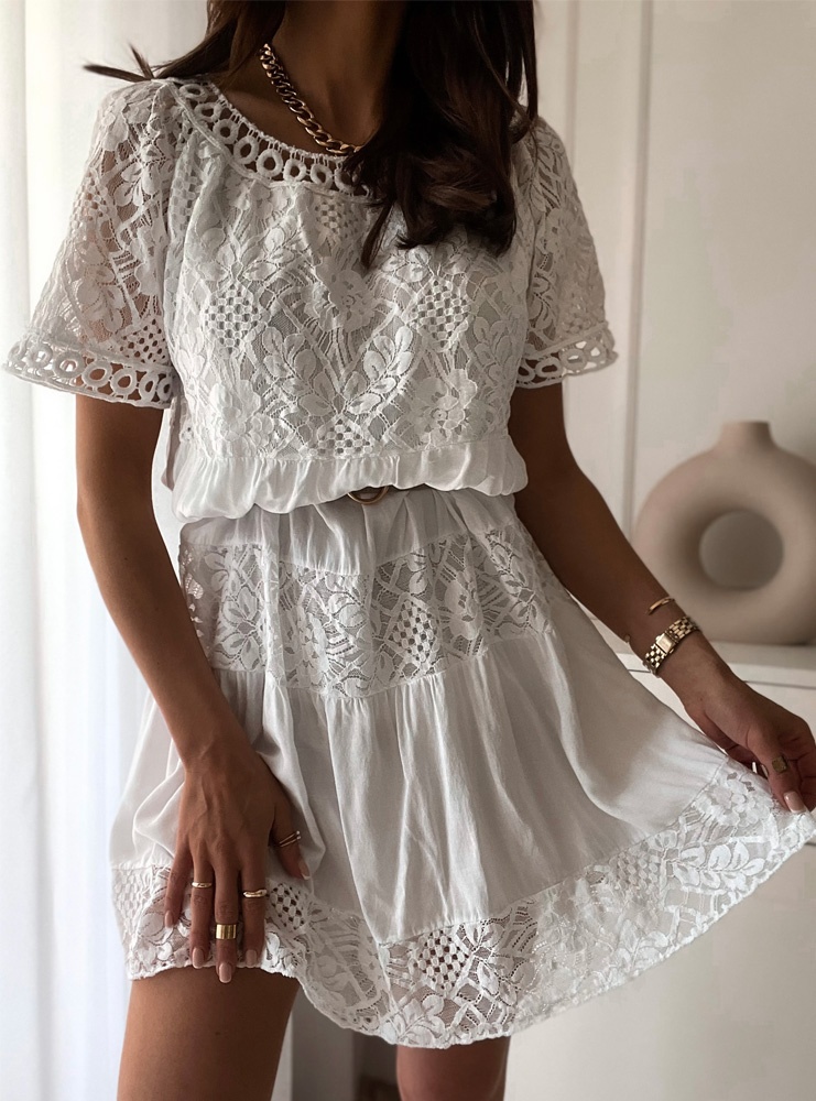 Biała sukienka z koronką Akkiaa