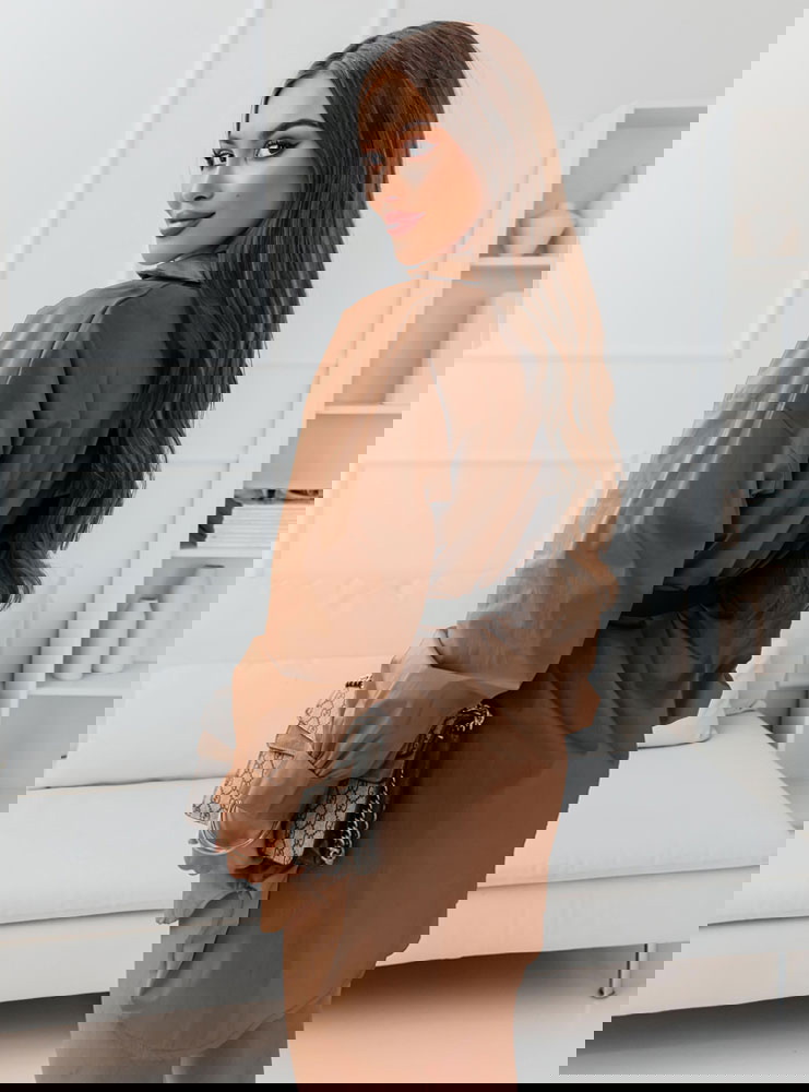 Karmelowa sukienka z guzikami i...