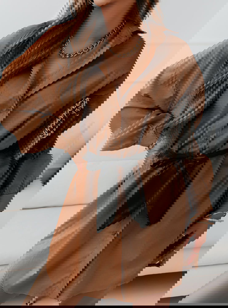 Karmelowa sukienka z guzikami i...