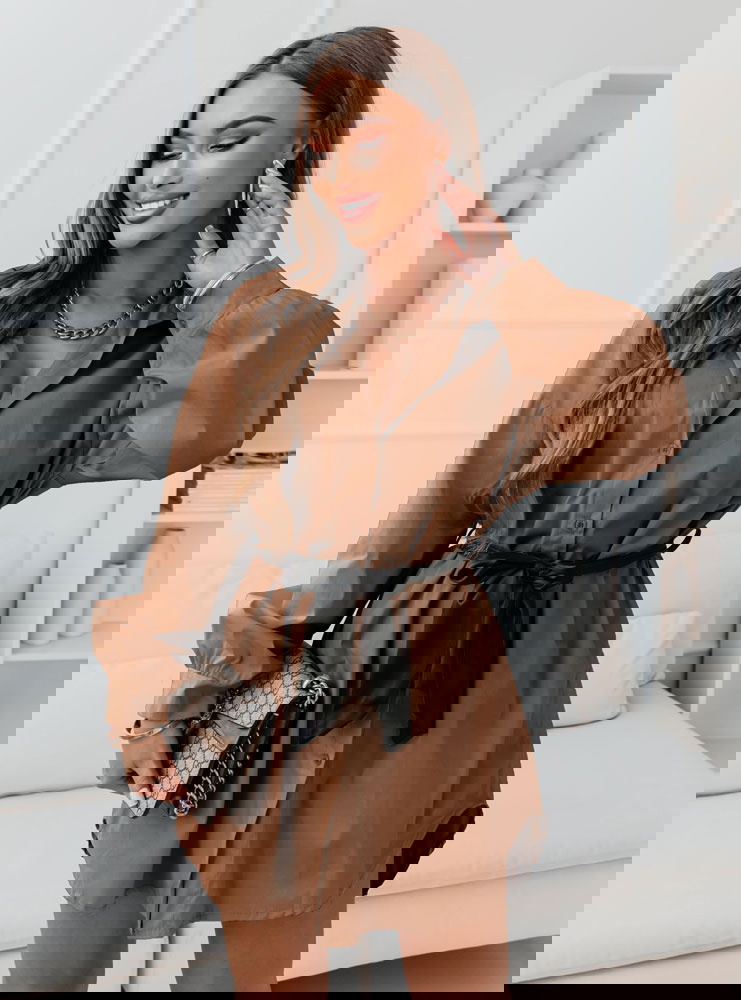 Karmelowa sukienka z guzikami i...