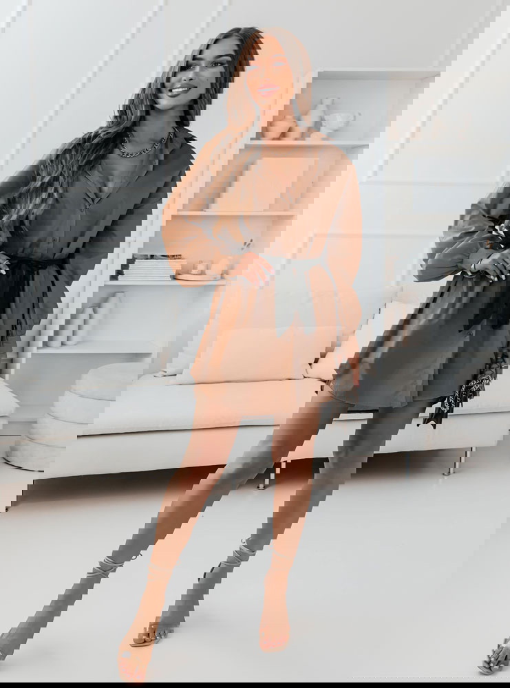 Karmelowa sukienka z guzikami i...