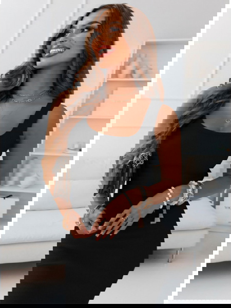 Czarna prążkowana sukienka... 2